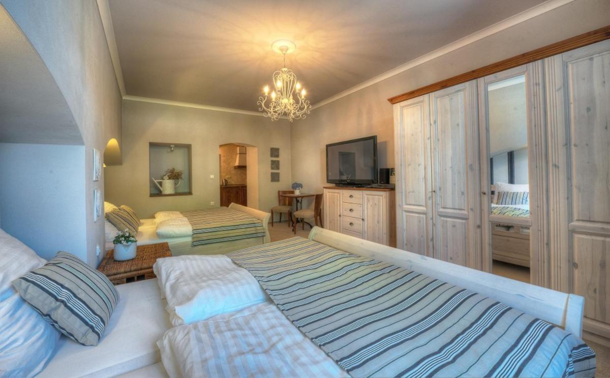 Hotel Pansky Dum Nove Mesto na Morave Exteriör bild